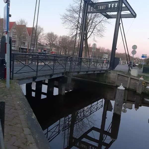 Lekkerwegbijleeuwen, 1 minuut naar hartje centrum，位于斯内克的酒店