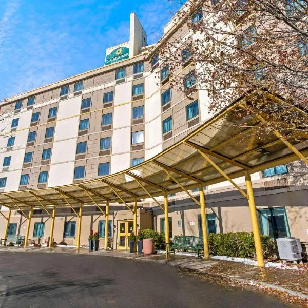 波士顿萨默维尔菈库塔套房旅馆，位于萨默维尔的酒店