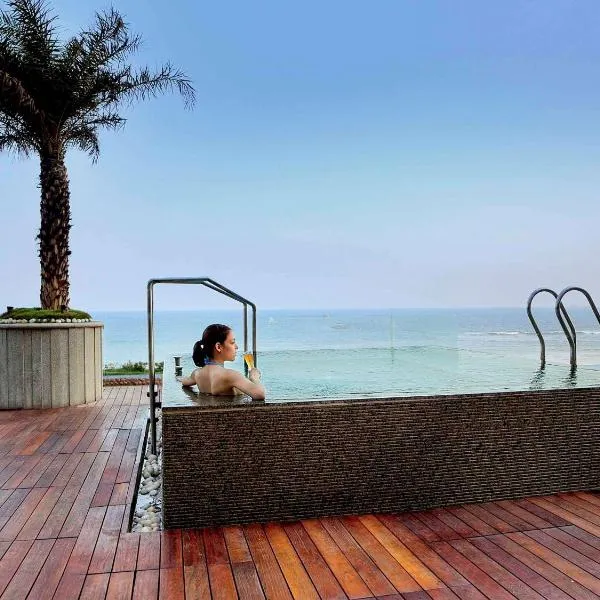 维萨卡帕瓦伦海滩诺富特酒店，位于Pedda Waltair的酒店