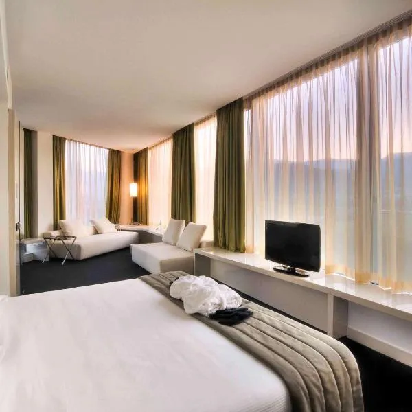 罗韦雷托纳雷克伯美居酒店，位于Prada的酒店