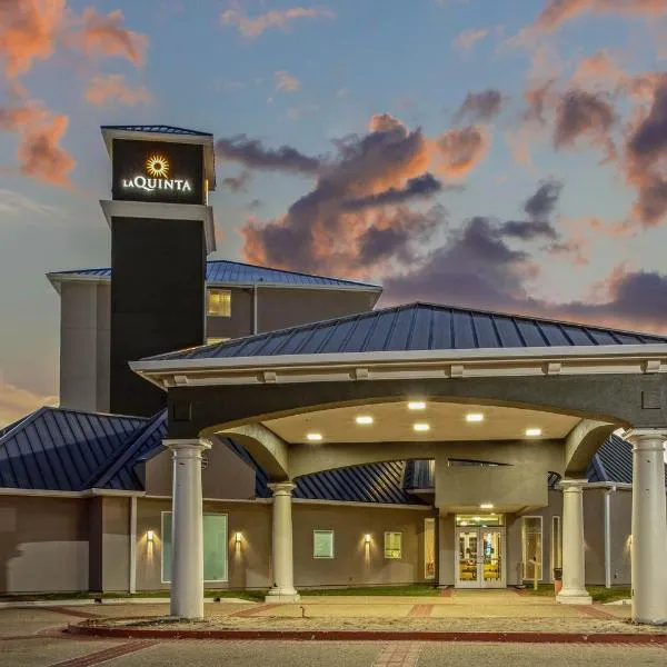 La Quinta Inn & Suites by Wyndham Panama City，位于巴拿马城的酒店