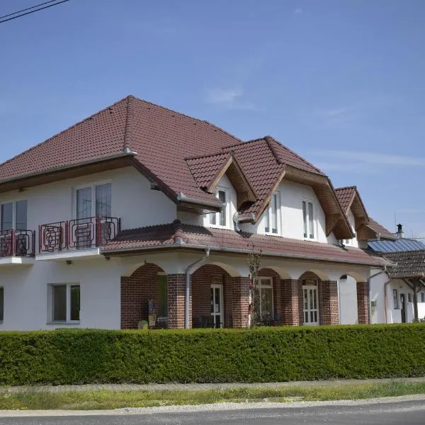 Főnix Apartmanház，位于Zalaszentiván的酒店