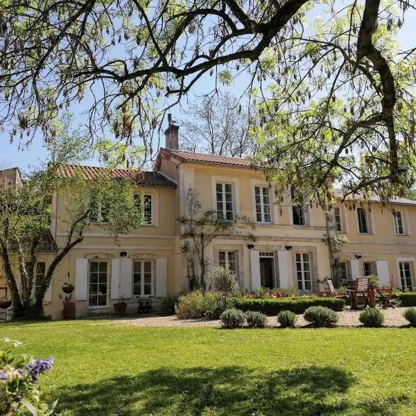 Le Domaine Des Platanes，位于Bourg-Charente的酒店
