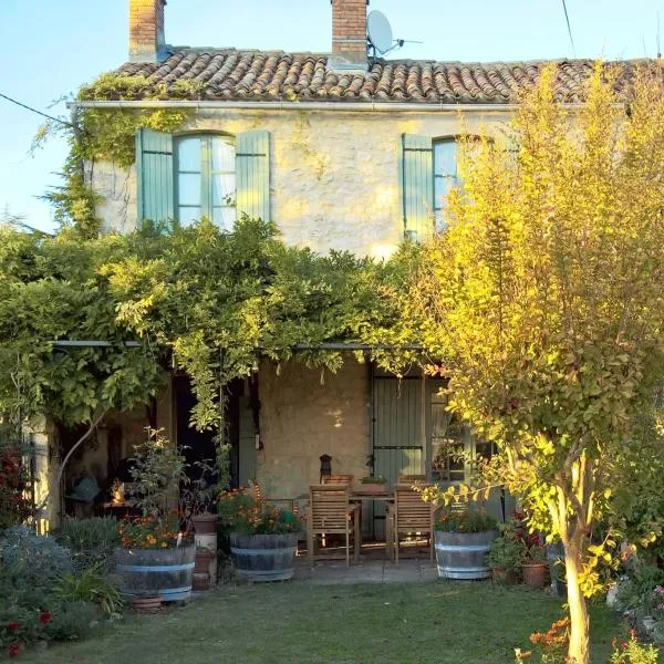 Les Glycines Bed & Breakfast，位于Bourgougnague的酒店