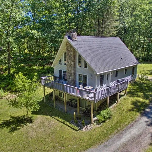 Spacious Home with Deck, Grill and Delaware River View，位于Callicoon的酒店