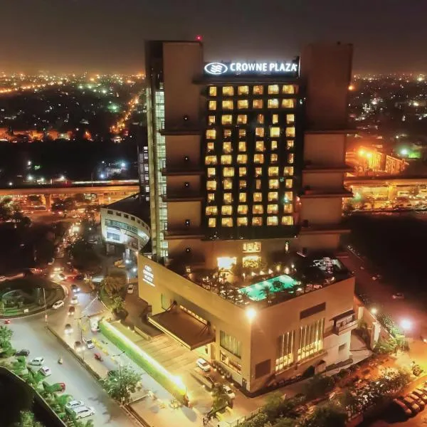 新德里罗希尼皇冠假日酒店，位于Bahādurgarh的酒店