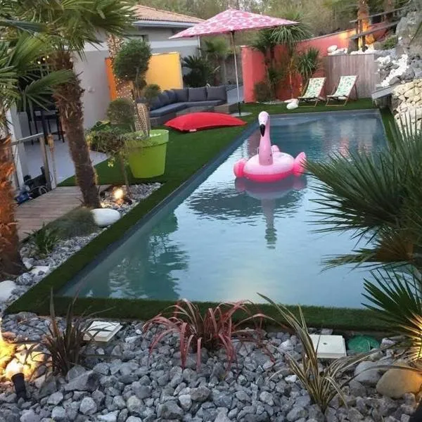 Maison entre bordeaux et le bassin d'arcachon avec piscine et jaccuzi 2 a 6 pers，位于圣让迪拉克的酒店