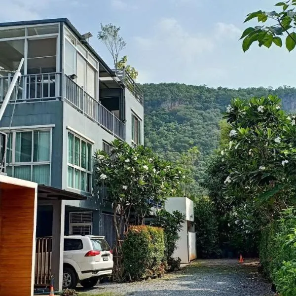 1st House of Happiness at Khao Yai 1-4 bed open 1 bedroom for each 2 adults，位于慕斯的酒店