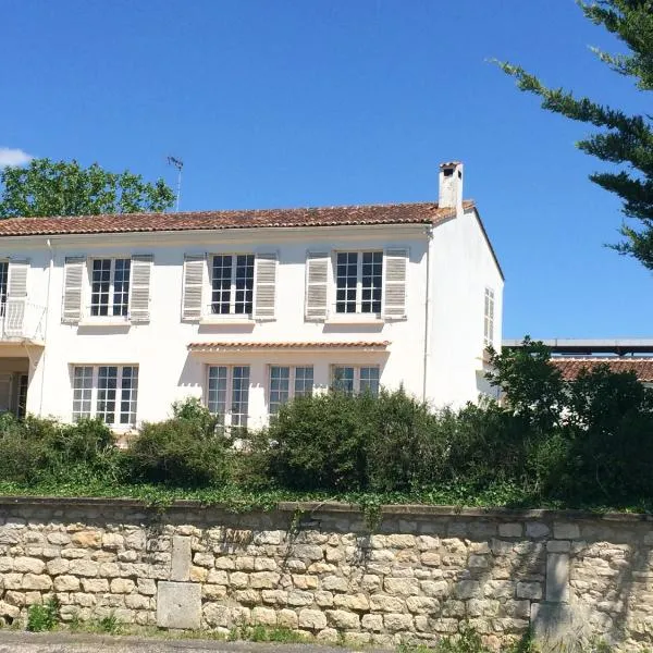 La Maison Blanche，位于Asnières-la-Giraud的酒店