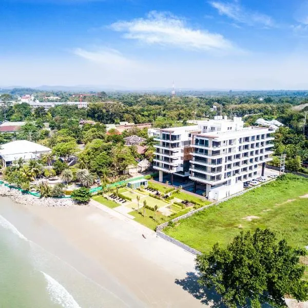 Escape Condominiums Beachfront Suites - Mae Phim，位于Ban Ao Makham Pom的酒店