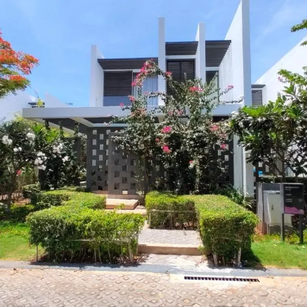 Oceanami Villas & Beach Club 3 bedroom villa，位于Xã Long Mỹ的酒店