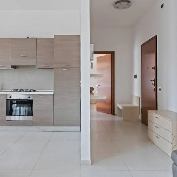 Modern and new apartment in Brianza，位于维梅尔卡泰的酒店