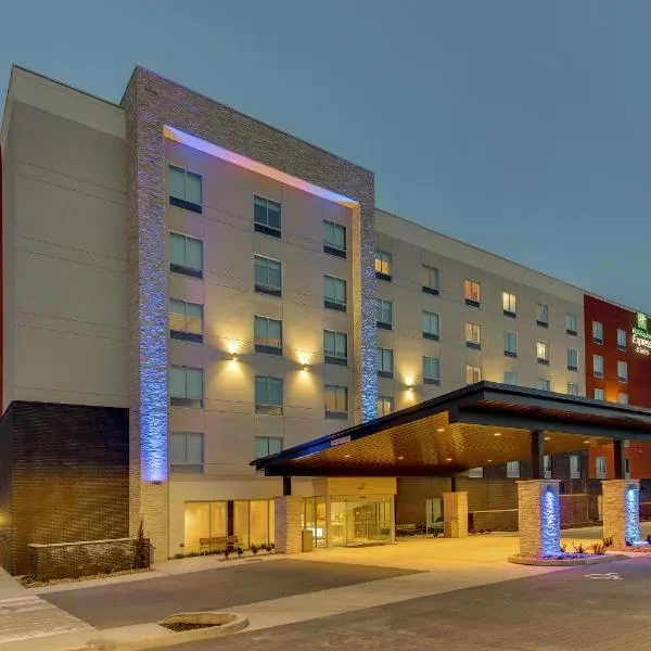 Holiday Inn Express & Suites - Nashville MetroCenter Downtown, an IHG Hotel，位于贝尔维尤的酒店