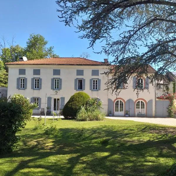 Chez Celine et Philippe chambre Marie dans propriété de charme avec piscine，位于Les Bordes-sur-Arize的酒店