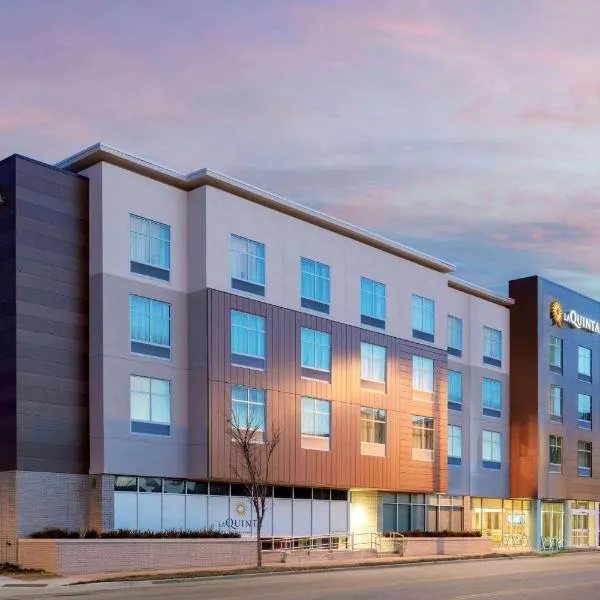 La Quinta Inn & Suites by Wyndham Kansas City Beacon Hill，位于Mission的酒店