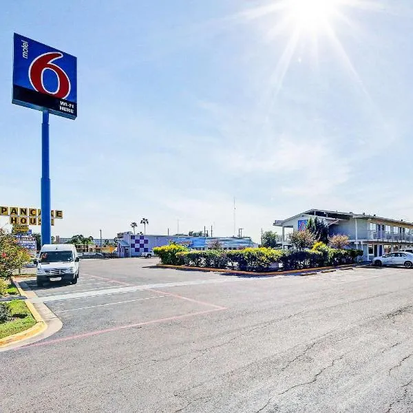 Motel 6-Laredo, TX - South，位于拉雷多的酒店