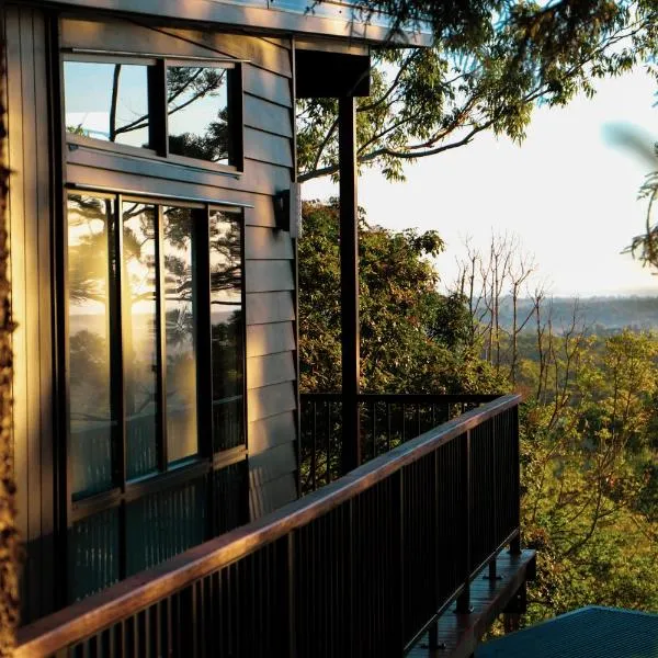 Rainforest Gardens - Luxury Hillside Accomodation with Views to Bay & Islands，位于Slacks Creek的酒店