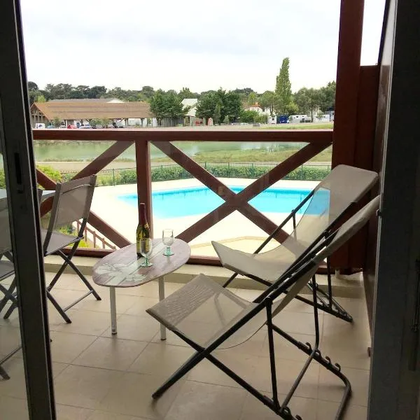 Appartement d'une chambre a Guerande a 600 m de la plage avec vue sur la mer piscine partagee et jardin clos，位于盖朗德的酒店