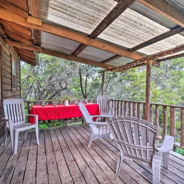 Cozy Davis Cabin with Deck - Nestled by Honey Creek!，位于Sulphur的酒店