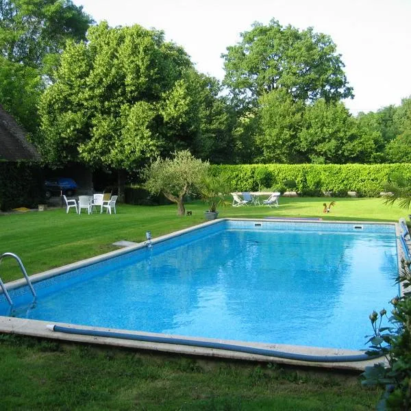 Maison de 2 chambres avec piscine partagee jardin amenage et wifi a Saint Branchs，位于Cigogné的酒店