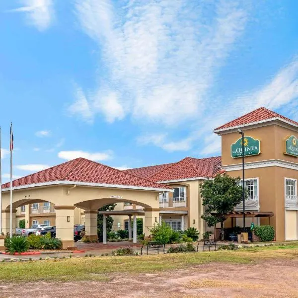 孔柔拉金塔旅馆及套房酒店，位于孔洛的酒店