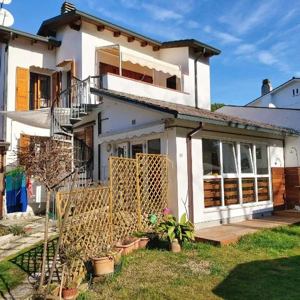 3 bedrooms house at Marina di Ravenna 400 m away from the beach with enclosed garden and wifi，位于马里纳－迪拉文纳的酒店