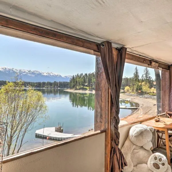 Luxe Lakefront Haven with Mountain Views and Dock，位于Bear Creek Village的酒店