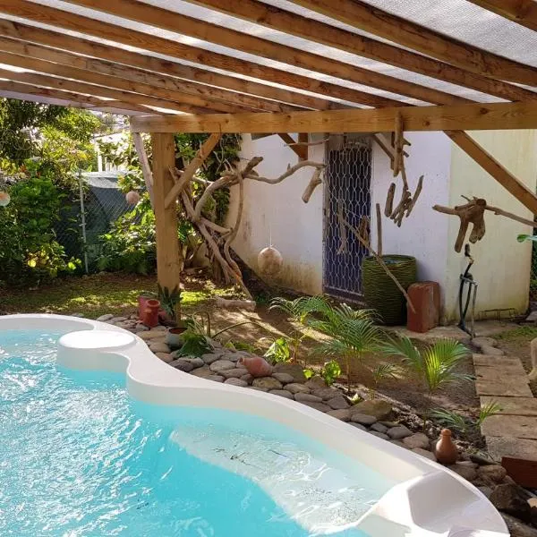 Appartement d'une chambre avec piscine partagee jardin clos et wifi a Le lamentin a 9 km de la plage，位于Gros-Morne的酒店