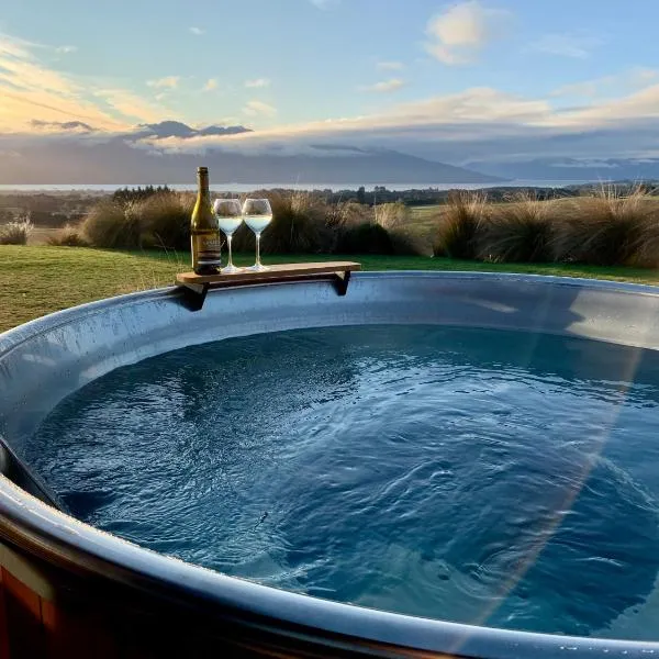 Fiordland Eco-Retreat -- Panoramic Views -- Hot Tub，位于蒂阿瑙的酒店