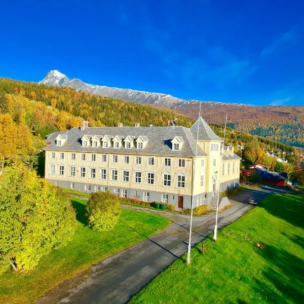 Solhov, Castle of the Lyngen Alps，位于Leirbukta的酒店