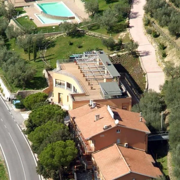 伊尔卡斯特拉秋酒店，位于Ramazzano的酒店
