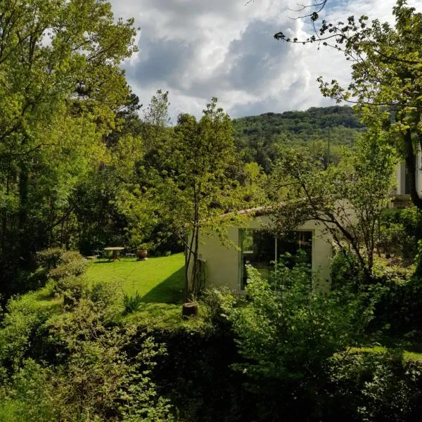 Beautiful studio surrounded by nature，位于Lanet的酒店