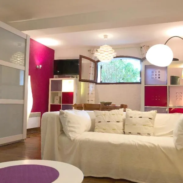 Studio 37m2 à SAINT CYR SUR MER - Les LECQUES - Proche mer - Parking - Tout confort - Calme，位于莱克斯的酒店