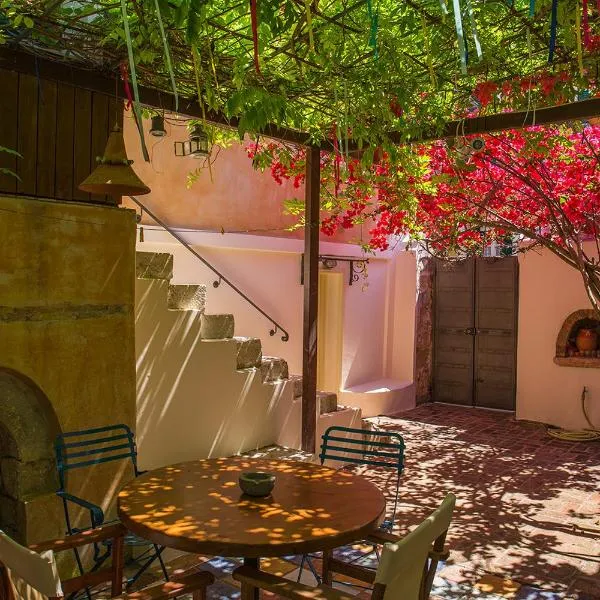 Lefkada Town Traditional House / Cozy Yard，位于Lefkada的酒店