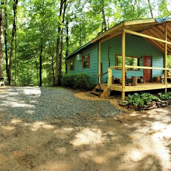 Mountain Laurel Cottage at Hearthstone Cabins and Camping - Pet Friendly，位于海伦的酒店