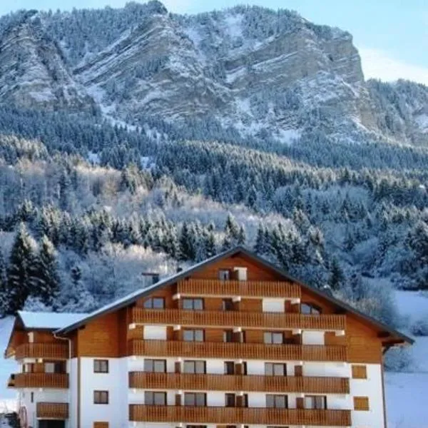 Appartement de 2 chambres a Thollon les Memises a 500 m des pistes avec vue sur le lac et wifi，位于托隆的酒店