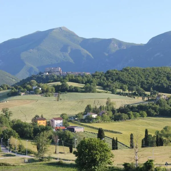 MANSARDA VITI - Sguardo su Frontone -，位于Serra SantʼAbbondio的酒店