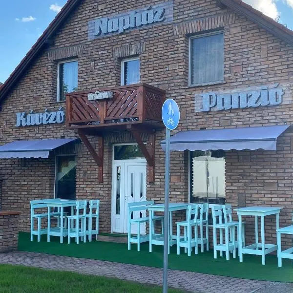 Napház Panzió，位于波罗斯洛的酒店