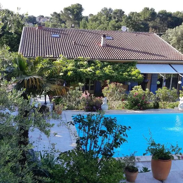 VILLA LA LICORNE - Piscine privée, Spa, Tennis, Golf à 9km，位于Belcodène的酒店