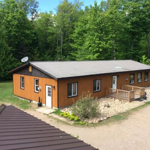 马达沃斯卡山林小屋乡村民宿，位于Madawaska的酒店