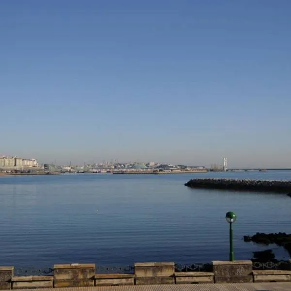 A Coruña - Playa Santa Cristina, Perillo-Oleiros，位于奥莱罗斯的酒店