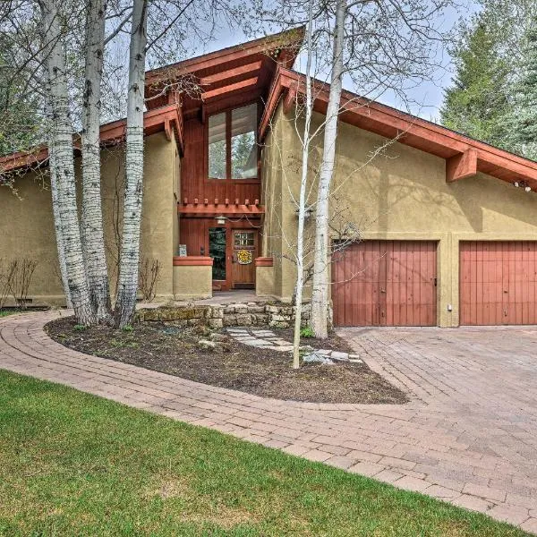 Luxe Sun Valley Retreat w/ Hot Tub, 3 Mi to Resort，位于太阳谷的酒店