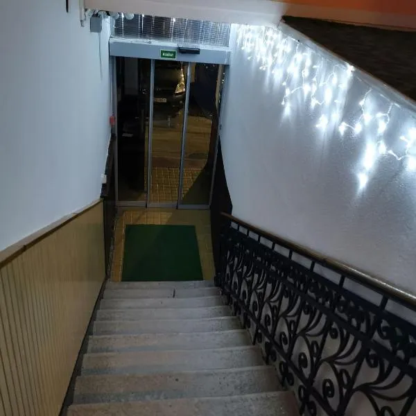 Baross-hat apartmanház，位于索尔诺克的酒店