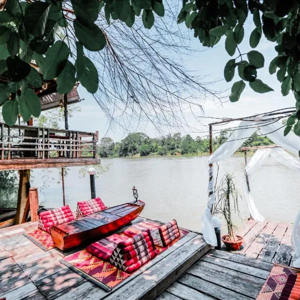 The Antique Riverside Resort，位于Ban Khung Phayom的酒店