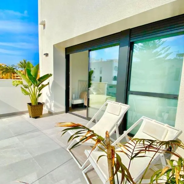CHALET CON PISCINA PRIVADA EN LA URB. DE PUERTO REY，位于Los Amarguillos的酒店