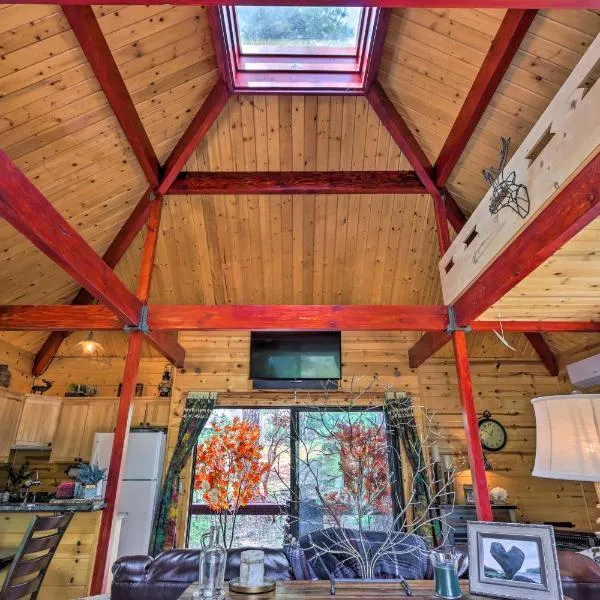 Furnished Deck Romantic StrawberryandPine Studio!，位于Pine的酒店
