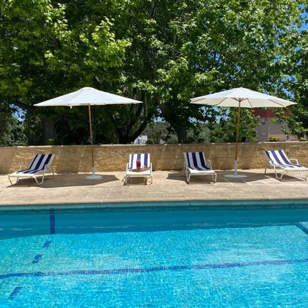 Villa Blanca con piscina a 15 minutos de Toledo，位于Olías del Rey的酒店