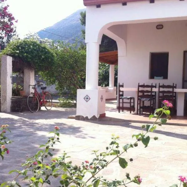 Villa by the Vulcano - 55 mq plus large garden and patio，位于弗卡诺的酒店