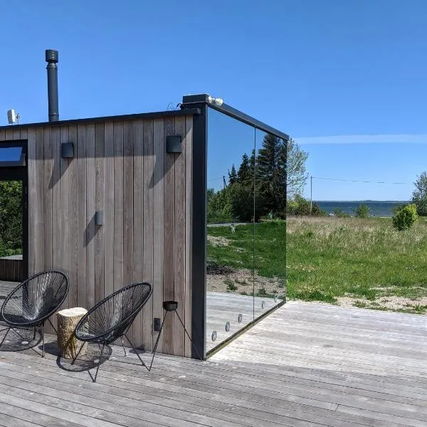 Seaside getaway in Ööd mirror house with sauna，位于Lääne-Harju vald的酒店