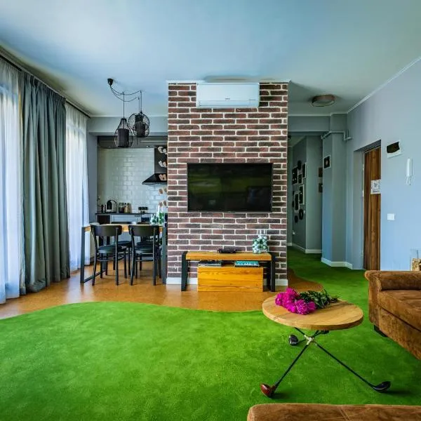 The Golfer Apartment with Jacuzzi，位于Bădeşti的酒店